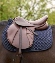 Saler. allroundsaler, dressursaler, ponnisaler og salunderlag med mer. Bilde av sal på hest